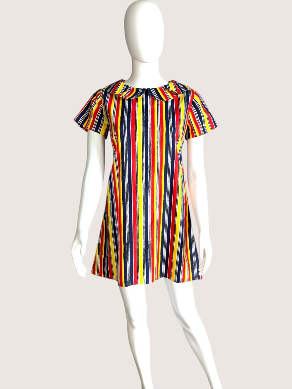 Vintage 1960’s Shift Dress with a  Peter Pan Collar.
